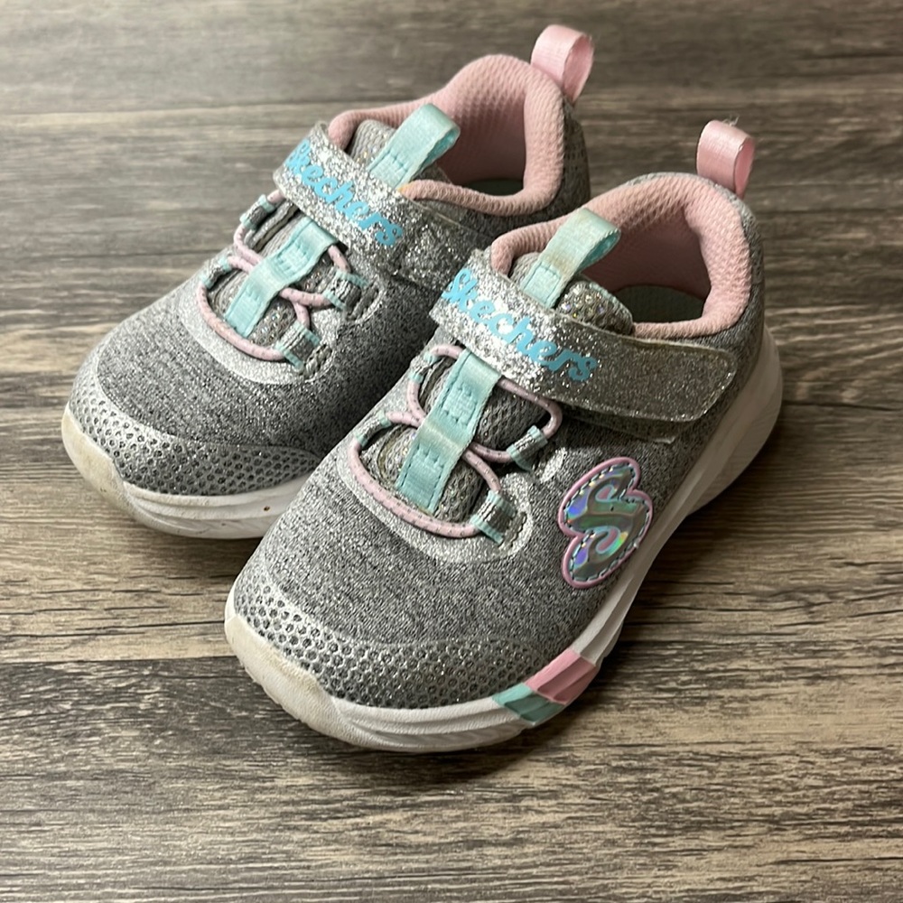 Toddler girl sketchers size 6 in good used condition